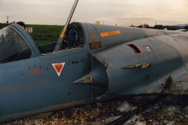 Το "215" πάνω στις ράγες του τρένου, στο πρώτο ατύχημα με Mirage-2000 της ΠΑ! Διακρίνεται και η ράγα εκτόξευσης του καθίσματος...