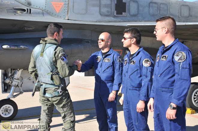 Ο Σμηναγός (Ι) Γ. Ανδρουλάκης χαιρετά τους τεχνικούς, αμέσως μετά την προσγείωσή του.