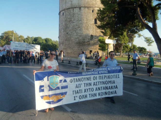 Ακολούθησε πορεία μέχρι το Υπουργείο Μακεδονίας και Θράκης όπου αντιπροσωπεία των Oμοσπονδιών συναντήθηκε με τον Υπουργό κ. Θεόδωρο Καράογλου.
