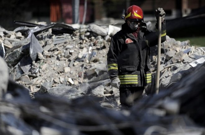 Ένας διασώστης συνεχίζει να ψάχνει για επιζώντες στα ερείπια ενός κατεστραμμένου σπιτιού στην Άκουλα. (FILIPPO MONTEFORTE/AFP/Getty Images)