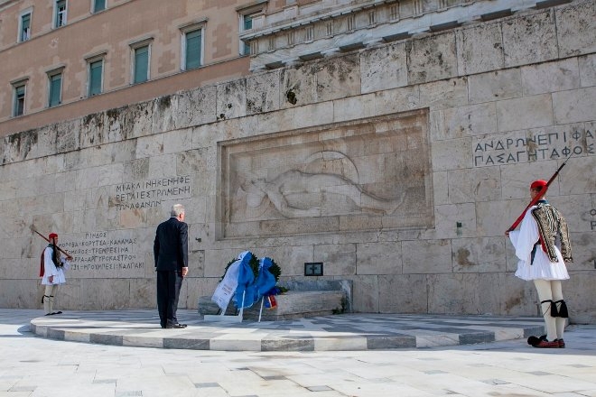 O Υπουργός Εθνικής Άμυνας Δημήτρης Αβραμόπουλος παρέστη σήμερα στη δοξολογία που τελέστηκε στην Ιερό Ναό Αγίου Διονυσίου Αρεοπαγίτου και κατέθεσε στεφάνι στο Μνημείο του Αγνώστου Στρατιώτη.