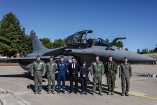 Η Πρόεδρος της Δημοκρατίας Κατερίνα Σακελλαροπούλου επισκέφθηκε την 114 Πτέρυγα Μάχης της Πολεμικής Αεροπορίας στην Τανάγρα και συγκεκριμένα την 332 Μοίρα, όπου είναι ενταγμένα τα αεροσκάφη Rafale F3R.