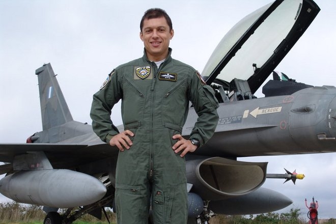 Μετά από την επιτυχή του εκπαίδευση στα Α7 και έπειτα στα F-16, διακρίθηκε τόσο για την εργατικότητά του, όσο και για την αρτιότητα του χαρακτήρα του, επελέγη δε από την υπηρεσία του και ως εκπαιδευτής καθώς η μεταδοτικότητα ήταν άλλο ένα χάρισμα που τον χαρακτήριζε.