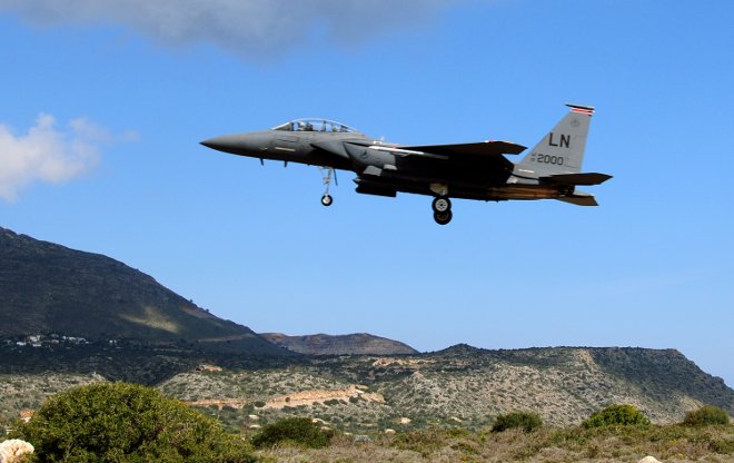 Αμερικανικά μαχητικά F-15E Strike Eagle έχουν μετασταθμεύσει στην αεροπορική βάση της Σούδας!