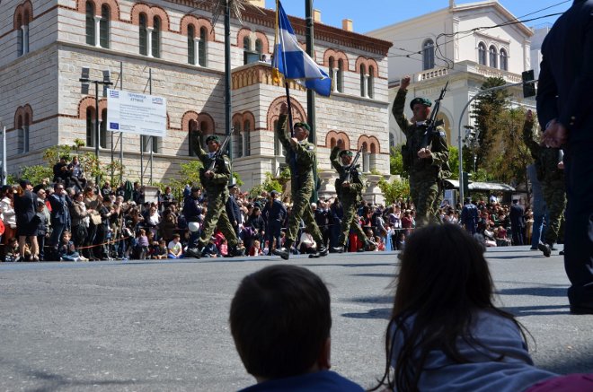 Χιλιάδες Έλληνες, άνθρωποι κάθε ηλικίας, συγκεντρώθηκαν στο κέντρο της πρωτεύουσας για να καμαρώσουν και να χειροκροτήσουν τα παιδιά τους, τα στελέχη και το προσωπικό των Ενόπλων Δυνάμεων που συμμετείχαν στη μεγάλη στρατιωτική παρέλαση των Αθηνών.