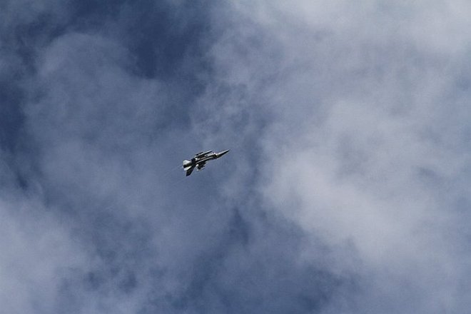 Μαχητικό F-16 της ΠΑ πάνω από το πεδίο βολής.