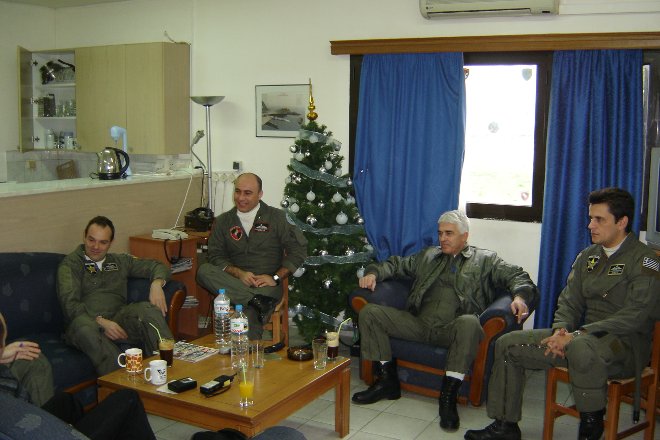 Στο δωμάτιο Readiness της 133 Σμηναρχίας Μάχης, μαζί με πιλότους της 343Μ και της 341Μ. Δεύτερος από αριστερά ο τότε διοικητής της Μονάδας, Σμήναρχος (Ι) Γεώργιος Σκρίμπας.