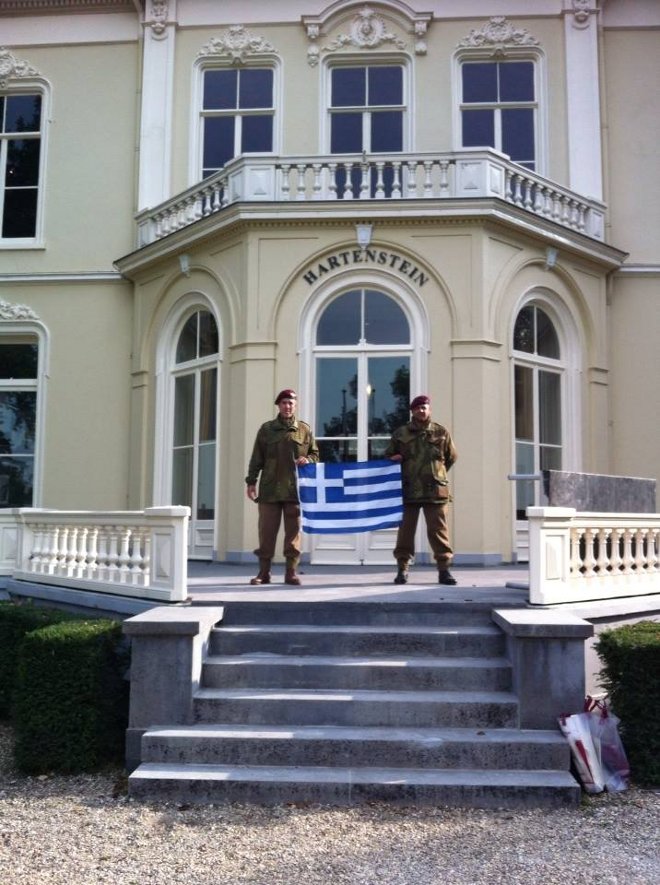 Η ελληνική σημαία κυματίζει περήφανα στα χέρια των μελών της ελληνικής ομάδας Paratroopers Reenactment Airsoft Section “PA.R.A.S.”