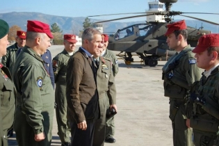 Ο υφυπουργός Εθνικής Άμυνας Θανάση Δαβάκη, κατά τη διάρκεια της επίσκεψής του στην 1η ΤΑΞΑΣ και στο ΤΣΥΑΥ.