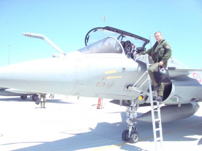 Το 2015 ο Στέφανος Καραβίδας, είχε την ευκαιρία να πετάξει με ένα Rafale της Γαλλικής Πολεμικής Αεροπορίας.
