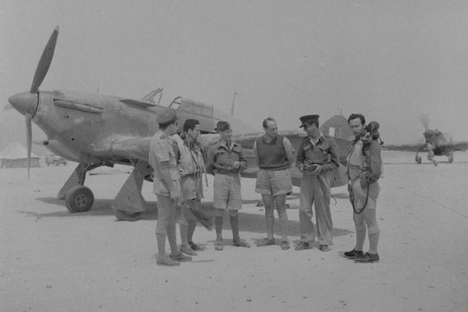 Τα ελληνικά αεροσκάφη Hurricane με συνεχείς βυθίσεις προέλαβαν καταυλισμούς, πολυβολεία και στρατιωτικά οχήματα, ενώ έπληξαν στόχους στον Άγιο Νικόλαο και το Ηράκλειο.