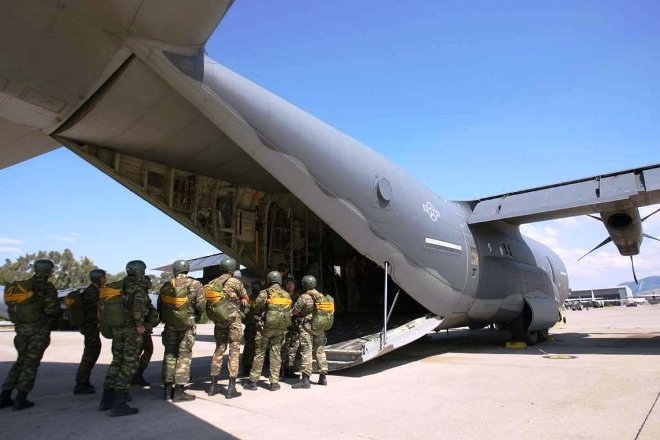 Άλματα και ρίψη ελαφρών, μέσων και βαρέων φορτίων από αεροσκάφη MC-130J.