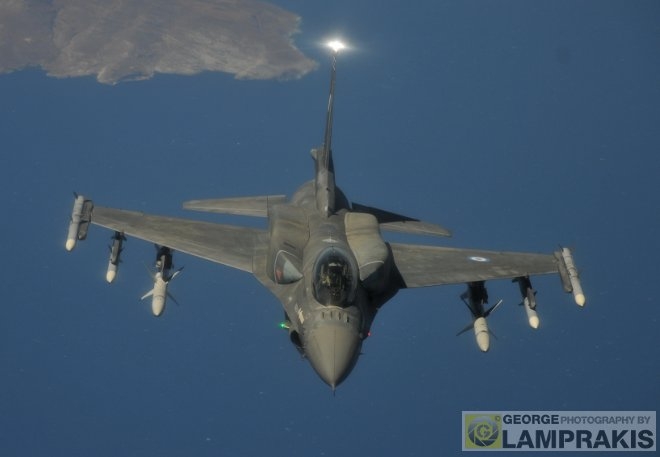 Στην εκπαιδευτική διαδικασία που παρακολουθήσαμε συμμετείχαν και μαχητικά αεροσκάφη F-16M της 335 Μοίρας &quot;Τίγρης&quot; της ΠΑ, τα οποία είχαν απογειωθεί από την 116 Πτέρυγα Μάχης του Αράξου.