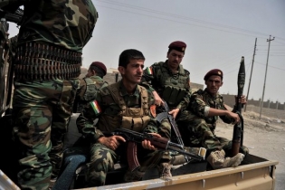 Την ίδια ώρα οι τζιχαντιστές εξαπέλυσαν μεγάλη επίθεση, σε μια προσπάθεια να καταλάβουν την κουρδική πόλη Ρας Αλ Άιν, στη βόρεια Συρία, κοντά στα σύνορα με την Τουρκία. 
