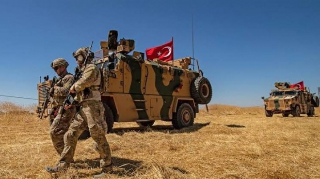 Τουρκικά στρατεύματα μπαίνουν στη βορειοανατολική Συρία, ανατολικά του Ευφράτη. Αρχίζει η χερσαία επιχείρηση, ανακοίνωσε το υπουργείο Άμυνας της Τουρκίας.
