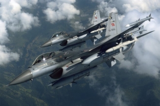Το υπουργείο Εθνικής Άμυνας και το ΓΕΕΘΑ διαψεύδουν κατηγορηματικά τα περί δήθεν πτήσεως τουρκικών αεροσκαφών από Αλεξανδρούπολη μέχρι Καβάλα την 25η Μαρτίου.