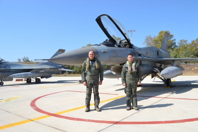 Κατά τη διάρκεια της επίσκεψής του ο Αρχηγός ενημερώθηκε για τις εργασίες της Μονάδας που είναι σε εξέλιξη, συνομίλησε με το προσωπικό και συμμετείχε σε πτήση σχηματισμού δύο αεροσκαφών F-16 Block 52+ Advanced, σύμφωνα με το εκπαιδευτικό πρόγραμμα της 335 Μοίρας.
