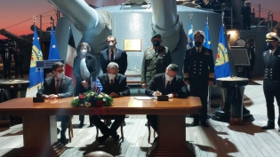 Από ελληνικής πλευράς υπέγραψε ο γενικός διευθυντής εξοπλισμών και εκ μέρους των Γάλλων κατασκευαστών ο διευθύνων σύμβουλος της Naval Group.