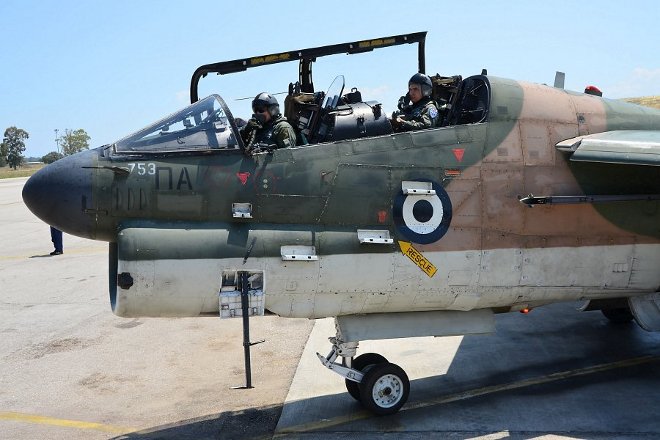 Το βομβαρδιστικό Α-7 με τον Α/ΓΕΕΘΑ στην πίσω θέση του πιλοτηρίου, λίγο πριν την έναρξη της αποστολής.