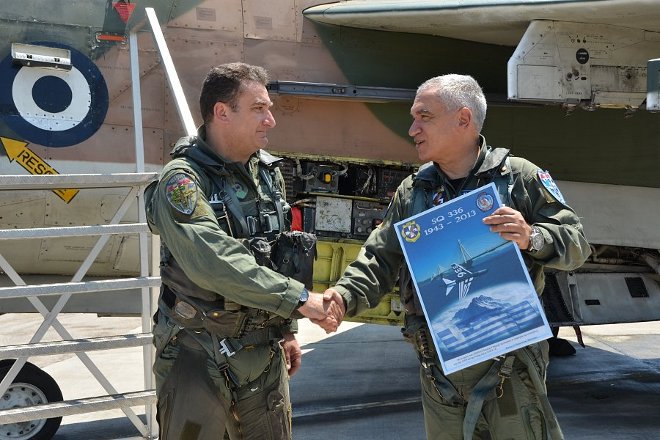 Επίδοση αναμνηστικού της 336 Μοίρας στον Α/ΓΕΕΘΑ.
