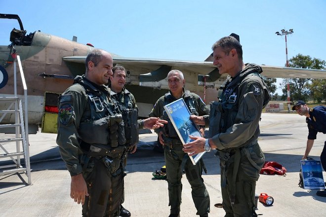 Επίδοση αναμνηστικού της 336 Μοίρας στον Α/ΓΕΑ.