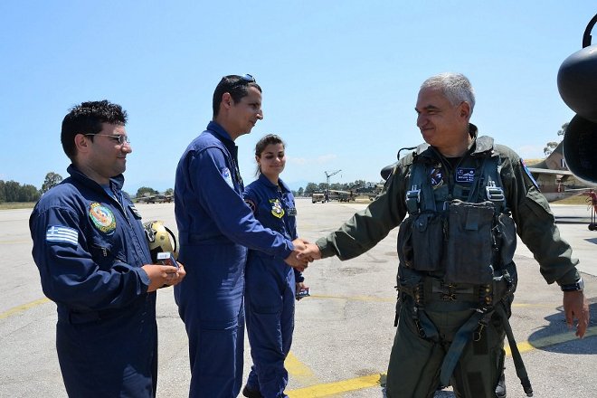 Μετά την προσγείωση των αεροσκαφών, ο Α/ΓΕΕΘΑ και ο Α/ΓΕΑ συνεχάρησαν το ιπτάμενο και τεχνικό προσωπικό της Μοίρας.