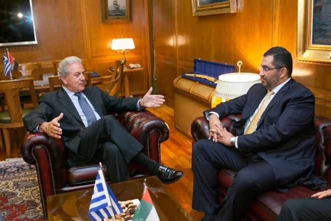 Οι κ.κ. Αβραμόπουλος και Al Jaber συζήτησαν θέματα αμυντικής συνεργασίας Ελλάδας – Η.Α.Ε., θέματα κοινής πολιτικής, ασφάλειας και άμυνας, καθώς επίσης ζητήματα κοινού ενδιαφέροντος, που αφορούν στις εξελίξεις στην ευρύτερη περιοχή της Νοτιοανατολικής Μεσογείου.