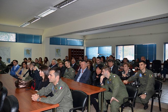 Οι Ιταλοί μαθητές συνεκπαιδεύονται με τους Έλληνες Ικάρους στο Αρχικό και Βασικό Στάδιο της Αεροπορικής Εκπαίδευσης, στο πλαίσιο ελληνοϊταλικής συνεργασίας, από το 2008.