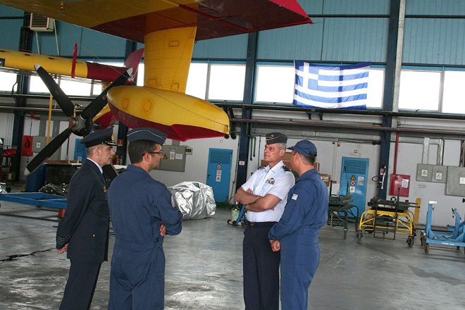 Κατά τη διάρκεια της επίσκεψής του, ενημερώθηκε για το έργο και την αποστολή της Μονάδας, επισκέφθηκε τη Μοίρα Συντήρησης Αεροσκαφών και την 383 Μοίρα Ειδικών Επιχειρήσεων & Αεροπυρόσβεσης, όπου μίλησε στο προσωπικό της.
