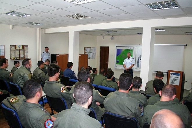 Κατά τη διάρκεια της επίσκεψής του, ενημερώθηκε για το έργο και την αποστολή της Μονάδας, επισκέφθηκε τη Μοίρα Συντήρησης Αεροσκαφών και την 383 Μοίρα Ειδικών Επιχειρήσεων & Αεροπυρόσβεσης, όπου μίλησε στο προσωπικό της.