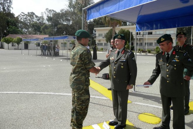 Τα διακριτικά απένειμε ο Διευθυντής Ειδικών Δυνάμεων του ΓΕΣ, Υποστράτηγος κ. Γεώργιος Μαυρωμανωλάκης σε 126 νέους αλεξιπτωτιστές της 2014 Α΄ΕΣΣΟ και επιπλέον σε 7 Μόνιμους Λοχίες, που αποφοίτησαν επιτυχώς του Σχολείου Βασικής Εκπαίδευσης Αλεξιπτωτιστή.