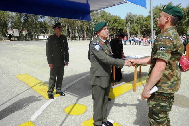 Τα διακριτικά απένειμε ο Διευθυντής Ειδικών Δυνάμεων του ΓΕΣ, Υποστράτηγος κ. Γεώργιος Μαυρωμανωλάκης σε 126 νέους αλεξιπτωτιστές της 2014 Α΄ΕΣΣΟ και επιπλέον σε 7 Μόνιμους Λοχίες, που αποφοίτησαν επιτυχώς του Σχολείου Βασικής Εκπαίδευσης Αλεξιπτωτιστή.