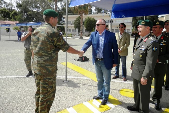 Συγκινητική ήταν η στιγμή της απονομής των διακριτικών σε ένα νέο αλεξιπτωτιστή από τον παππού του, ο οποίος ήταν παλιός αλεξιπτωτιστής και εν αποστρατεία αξιωματικός!