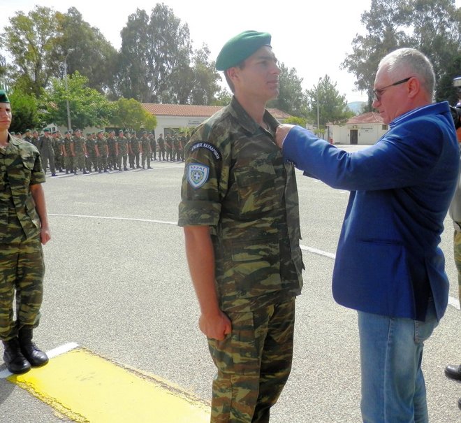Συγκινητική ήταν η στιγμή της απονομής των διακριτικών σε ένα νέο αλεξιπτωτιστή από τον παππού του, ο οποίος ήταν παλιός αλεξιπτωτιστής και εν αποστρατεία αξιωματικός!