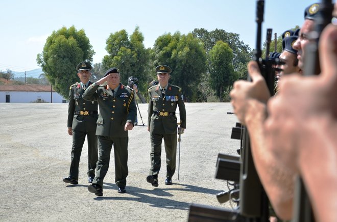  Η αλλαγή σκυτάλης στην διοίκηση της Ελληνικής Δύναμης Κύπρου έγινε από απερχόμενο Διοικητή της ΕΛΔΥΚ, Συνταγματάρχη Κουρή Γεώργιο στο νέο Διοικητή της ΕΛΔΥΚ, Συνταγματάρχη Θεοδώρου Εμανουήλ.
