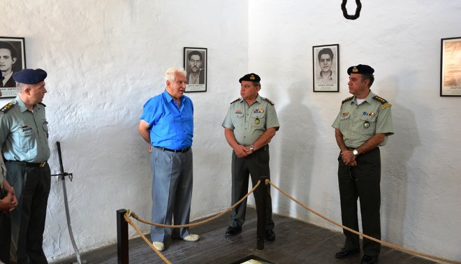  Η αλλαγή σκυτάλης στην διοίκηση της Ελληνικής Δύναμης Κύπρου έγινε από απερχόμενο Διοικητή της ΕΛΔΥΚ, Συνταγματάρχη Κουρή Γεώργιο στο νέο Διοικητή της ΕΛΔΥΚ, Συνταγματάρχη Θεοδώρου Εμανουήλ.