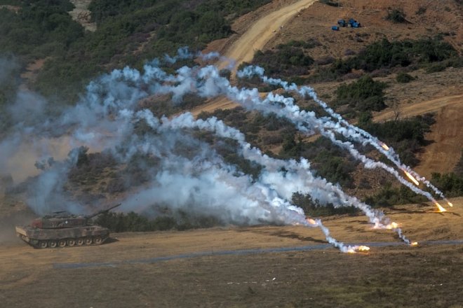 Αν μεταξύ των μελών της κυβέρνησης που παρακολούθησαν την άσκηση ήταν και ο υπουργός Διοικητικής Μεταρρύθμισης, τότε δεν θα έψαχνε τα προνόμια των στρατιωτικών γιατί θα τα έβλεπε μπροστά του...