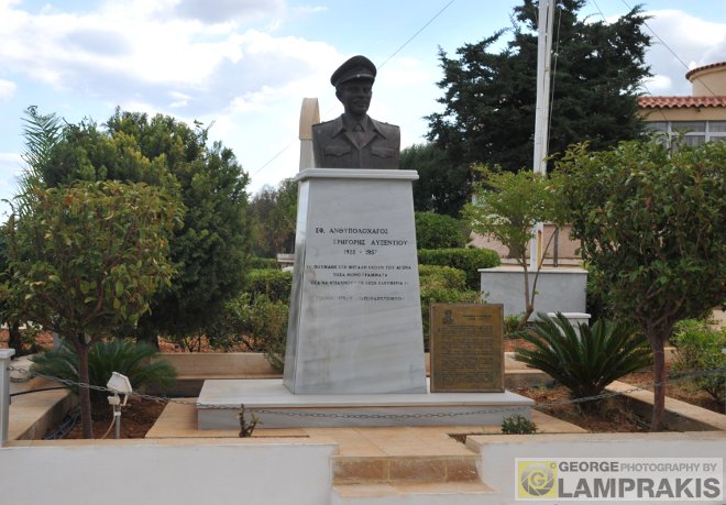 Στη Σχολή Εφέδρων Αξιωματικών Πεζικού Ηρακλείου υπάρχει η προτομή του Ήρωα της ΕΟΚΑ Γρηγόρη Αυξεντίου.