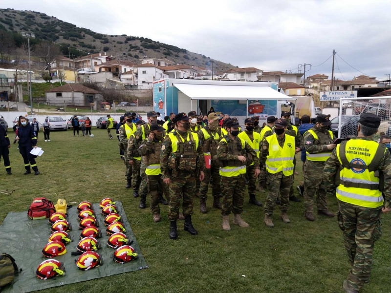 Δίπλα στους δοκιμαζόμενους συμπολίτες μας, τα μέλη της Λέσχης Εφέδρων Ενόπλων Δυνάμεων.