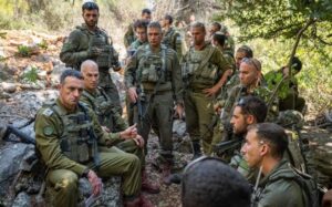 Μια φωτογραφία του Αρχηγού του Επιτελείου των Ισραηλινών Ενόπλων Δυνάμεων ανάμεσα σε στρατιώτες του και η σύγκριση με την ελληνική πραγματικότητα.