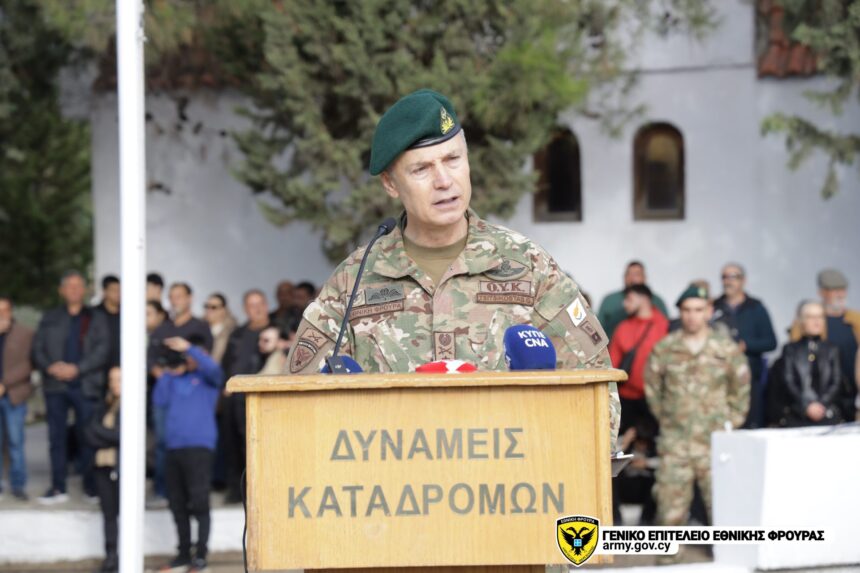 Η απονομή του πράσινου μπερέ, αποτελεί την επιβράβευση της απαιτητικής και επίπονης εκπαίδευσης την οποία παρακολουθούν όσοι επιλέξουν να υπηρετήσουν στις Δυνάμεις Καταδρομών.