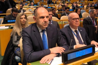 Χρειαζόμαστε μία συμφωνία που θα δρα αποτρεπτικά τα επόμενα χρόνια, είπε στην ομιλία του ο Έλληνας υπουργός Εξωτερικών, στην επέτειο των τριών ετών από την ρωσική εισβολή στην Ουκρανία.