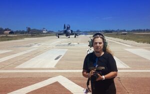 Λίγες ημέρες πριν από την παγκόσμια πρεμιέρα, η πολυβραβευμένη δημοσιογράφος και σκηνοθέτης Αθηνά Κρικέλη μίλησε στο defenceline.gr για το ντοκιμαντέρ - αφιέρωμα την Πολεμική Αεροπορία.