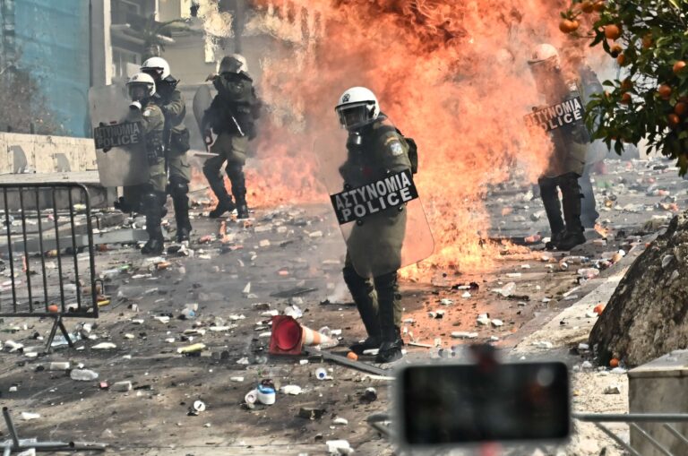 Τα επεισόδια γενικεύτηκαν με κουκουλοφόρους να επιτίθενται στους αστυνομικούς, που απαντούν με χρήση χημικών.