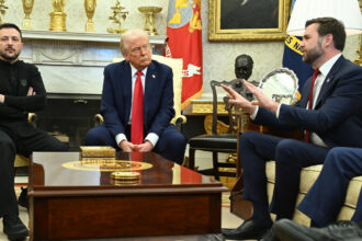 Εκρηκτικός ήταν ο διάλογος που είχαν μπροστά στις κάμερες ο Ντόναλντ Τραμπ και ο Βολοντιμίρ Ζελένσκι.