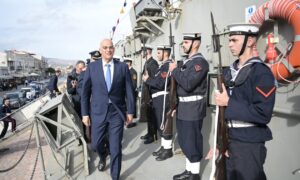 Βαθιά πληγή κινδυνεύει να ανοίξει στις Ένοπλες Δυνάμεις, με φόντο τους χειρισμούς της υπόθεσης των σπουδαστών της ΣΜΥΝ που φώναξαν το σύνθημα στην παρέλαση των Αθηνών.