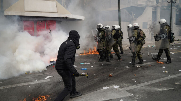 Την έντονη αντίδραση των αστυνομικών προκαλούν οι αιχμές και οι δηλώσεις ακόμα και από επώνυμα πρόσωπα, ότι οι «αντιεξουσιαστές» που προκάλεσαν τα επεισόδια την περασμένη Παρασκευή ήταν... αστυνομικοί.