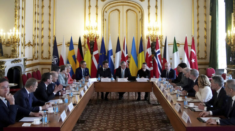 Αναζητήθηκαν οι νέες εγγυήσεις ασφαλείας της Ευρώπης μπροστά στον φόβο απεμπλοκής των ΗΠΑ και στον απόηχο της «σύγκρουσης» Τραμπ – Ζελένσκι.