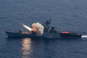 Η Ινδία, μέσω του πολεμικού της ναυτικού πραγματοποίησε δοκιμαστικές εκτοξεύσεις πυραύλων, ενώ το Πακιστάν απειλεί με πυρηνικά πλήγματα.