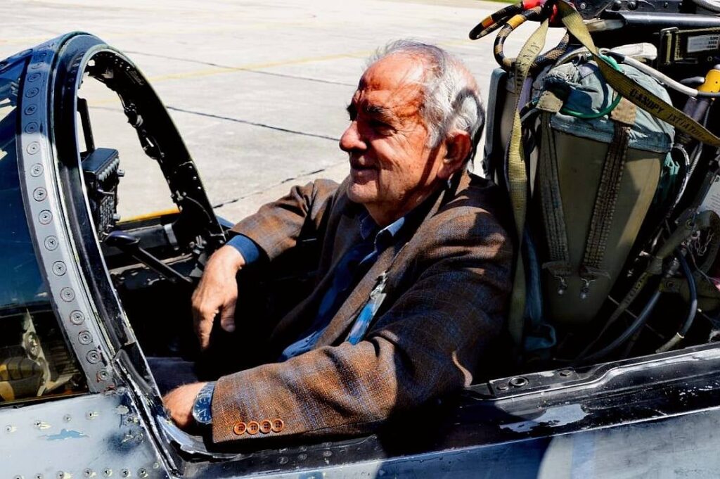 Μισό και πλέον αιώνα μετά το καλοκαίρι του 1974, ένας βετεράνος αεροπόρος επέστρεψε στην 117 ΠΜ και μπήκε ξανά στο πιλοτήριο του Phantom.